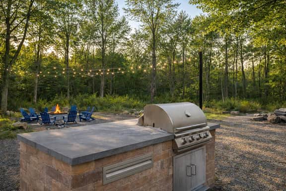 Sleeps 20+ Movie theater, game room, hot tub, pets